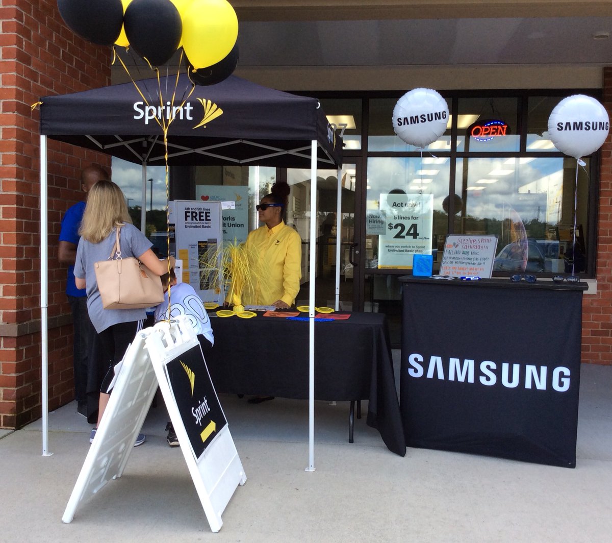 SprintStoneVill's tweet photo. COME OUT AND JOIN AND ‘FALL’OW UP WITH US!!! We have the Boy Scouts of America and Samsung Rep out front. When you stop by make sure to get a box of Popcorn! 🍿🍿🍿 https://t.co/3XeDno2ZHy