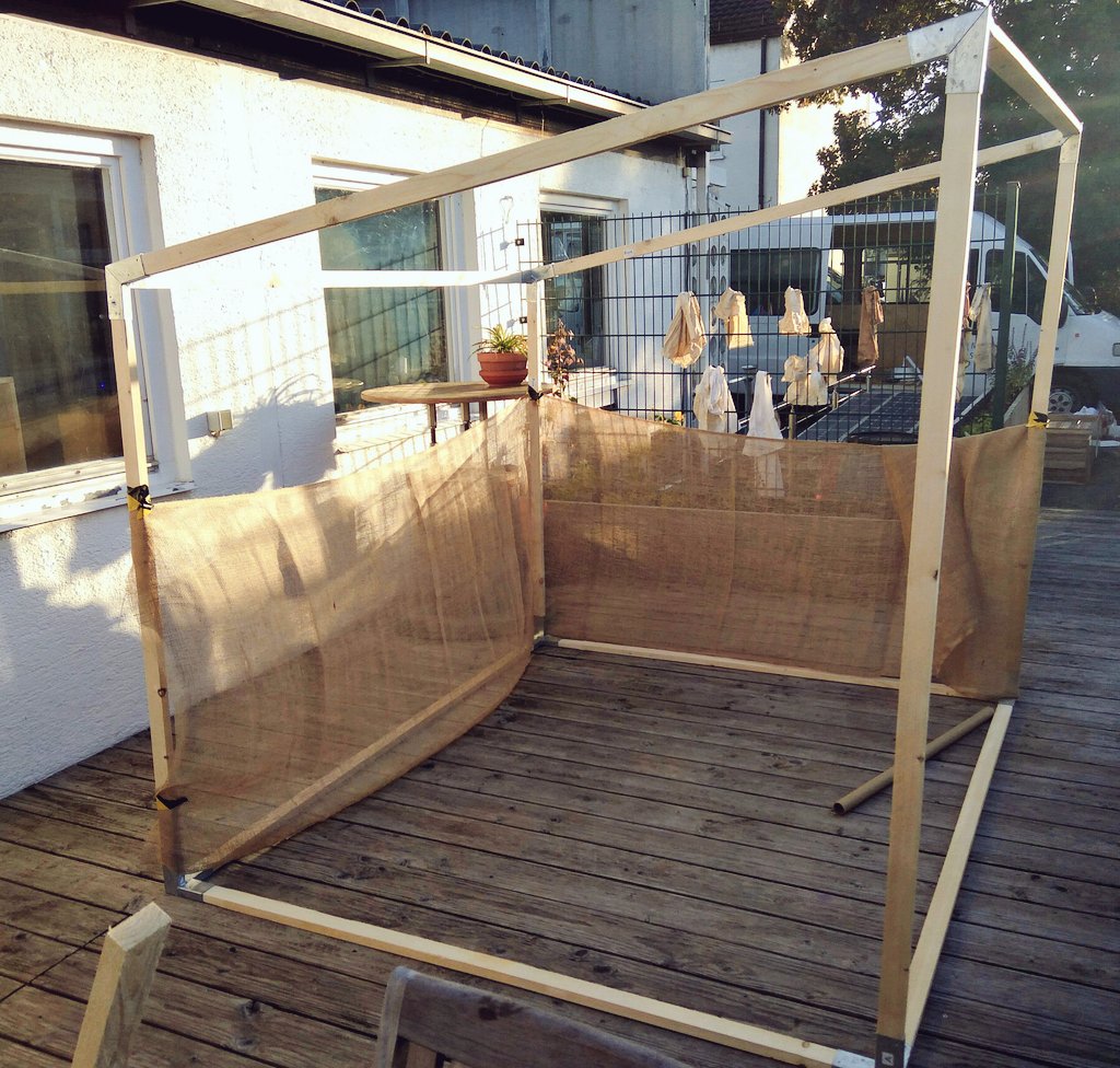 sbamueller's tweet photo. Mal eine Skizze wie das erste Freiburger #Parklet aussehrn könnte: Latten Holz Konstruktion und eingehängt / geklebt eine Bahn Jute Gewebe. Kosten bisher unter 100€ - Sitzmöbel sind noch offen @timothysimms @greenpeace_fr #freilab #urbanintervention #urbanerraum #freiburg https://t.co/YFAzo8e15S