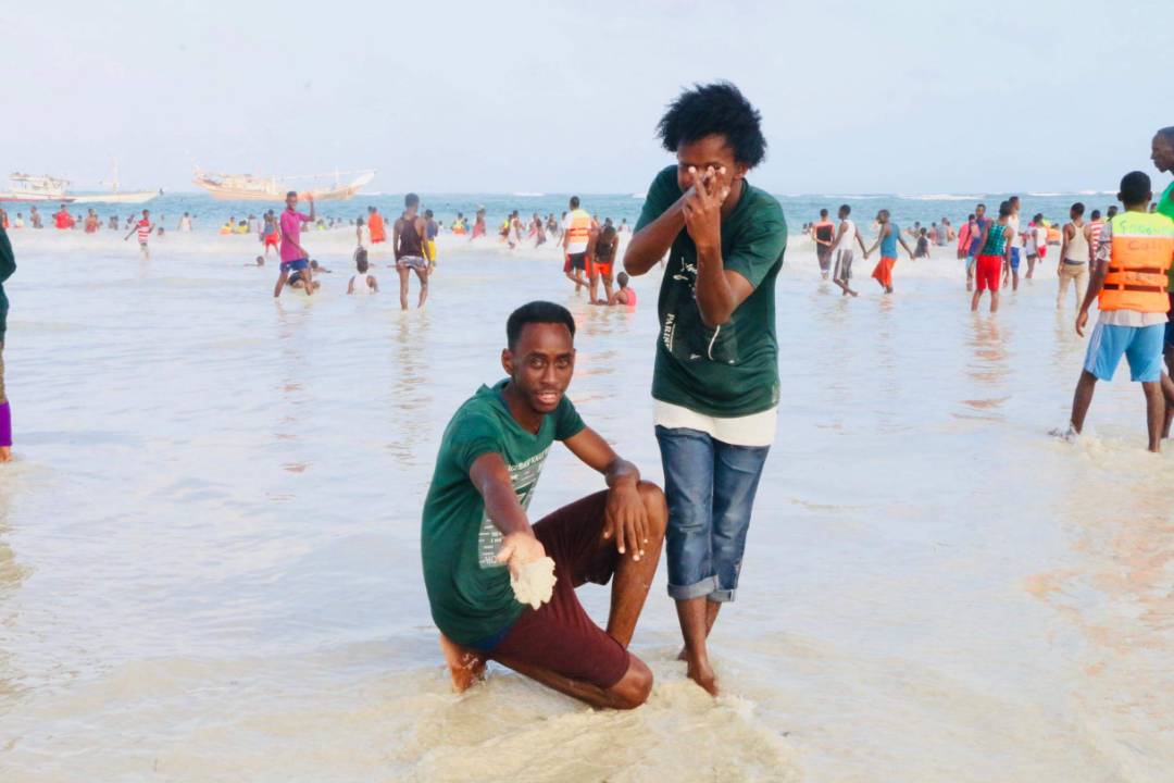 RadioDalsan1's tweet photo. #Travel252 #Mogadishu children and residents take to their Friday 'ritual' of an afternoon at the popular Liido beach #Somalia https://t.co/BRgqwX5Gma