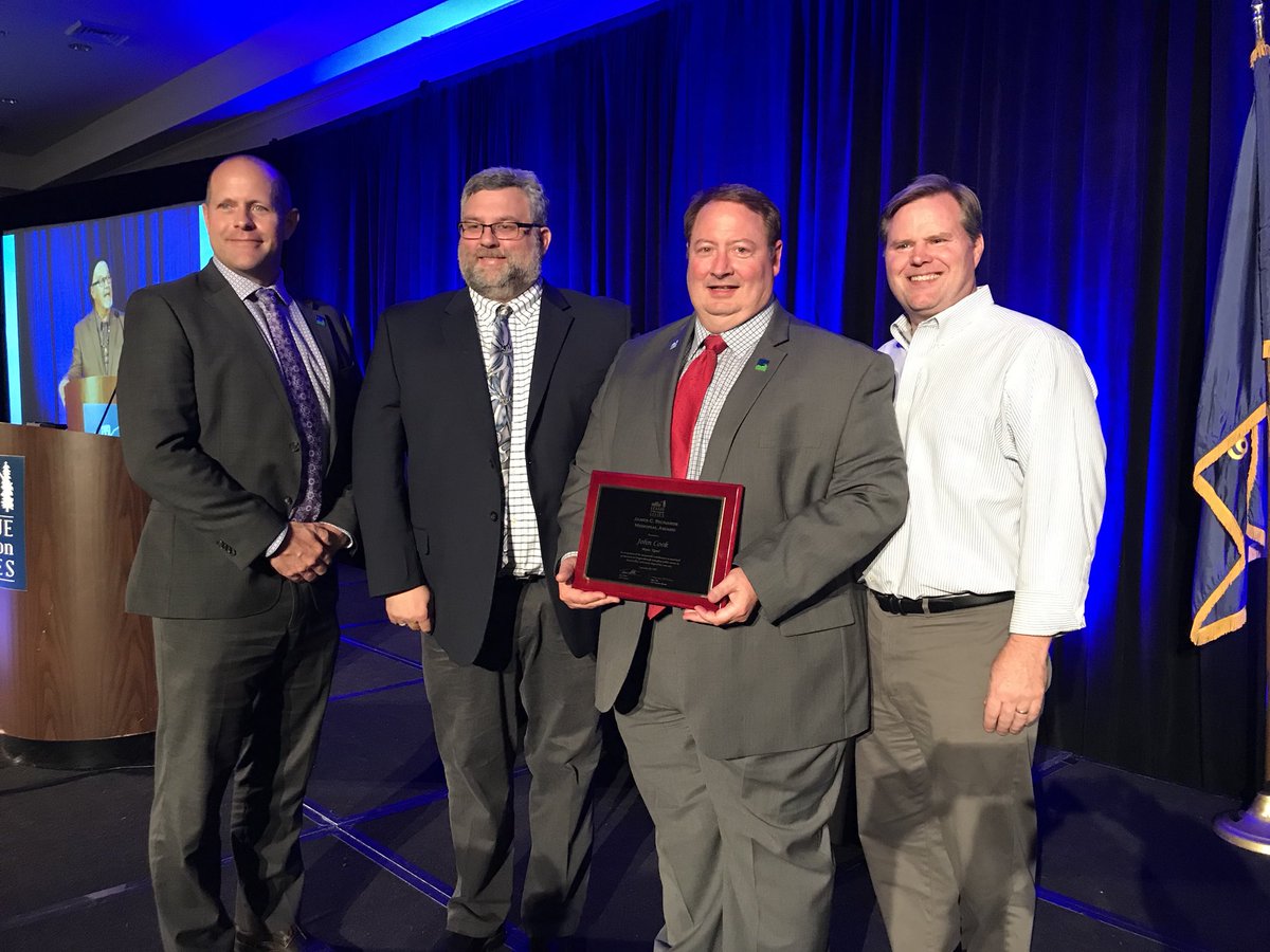 FmrTigardMayor's tweet photo. Thank you @OregonCities for the James C Richards Memorial Leadership Award for Oregon elected official of the year. 🏅 #ORCities2018 https://t.co/fGoBkUUSiU