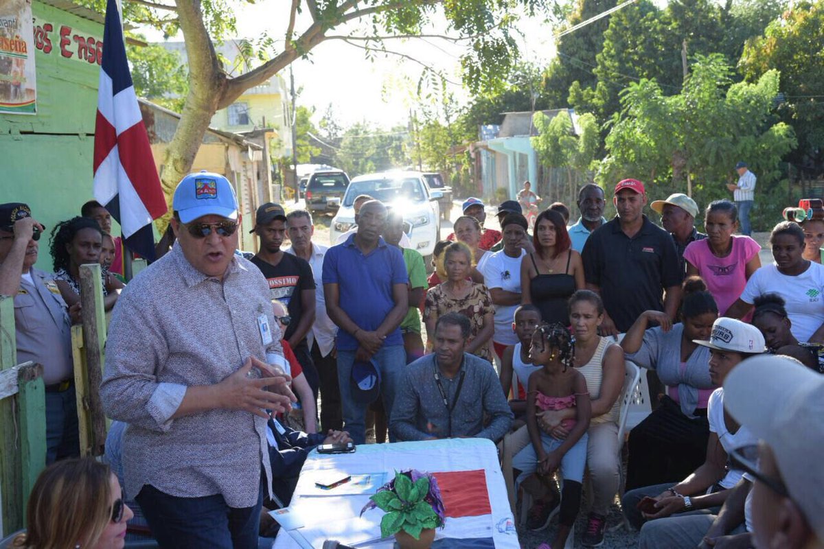 Henry_hps's tweet photo. Las famosas #AsambleasComunitarias son el principal método de trabajo, en esos escenarios les escucha y de la mano de su equipo de trabajo aporta soluciones trascendentales para la comunidad.

 #LiderazgoConVision #AlejandroMontás @AMontasOficial @FidelSanchezP https://t.co/BFiVNiMzmf