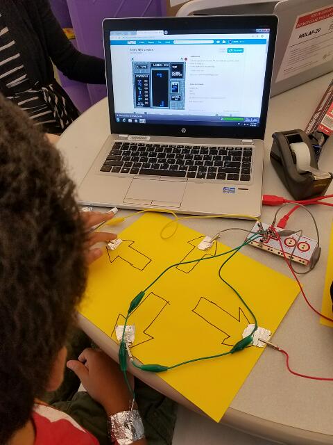 OnicaCupido's tweet image. Coding a #tetris game with a @makeymakey kit at @nyplmuhlenberg. My son is a human electronic conductor 😣 #tmfblog #nypl #techie #coding @NYPLEvents @nypl