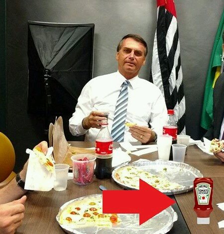 RobbieBr15's tweet photo. #TodosComBolsonaro

Exclusivo: Novo escândalo! Bolsonaro coloca ketchup na pizza. Um horror! https://t.co/WQL7XYs2aa