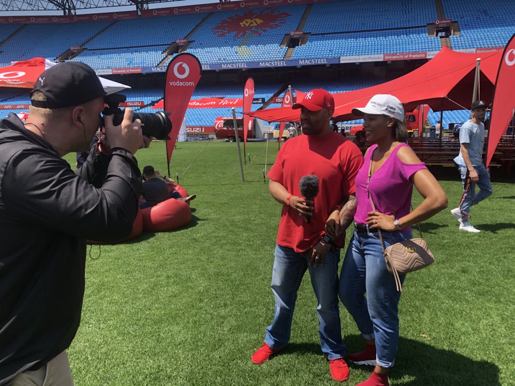 thatomatuka's tweet photo. Productive day at the office with our clients ‘The Fergusons’ thank u @Vodacom #RedFamilyDay #BrandArc 💚 @Seseki 👊🏽✌🏽 https://t.co/8qIS8PlpMh