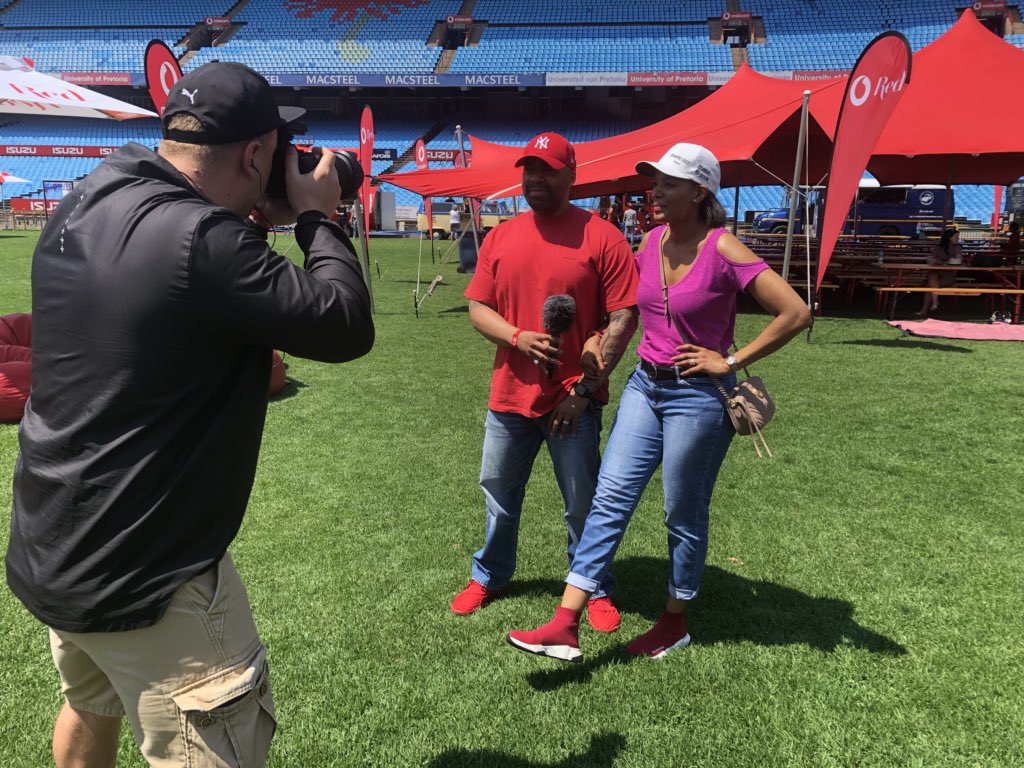 thatomatuka's tweet photo. Productive day at the office with our clients ‘The Fergusons’ thank u @Vodacom #RedFamilyDay #BrandArc 💚 @Seseki 👊🏽✌🏽 https://t.co/8qIS8PlpMh