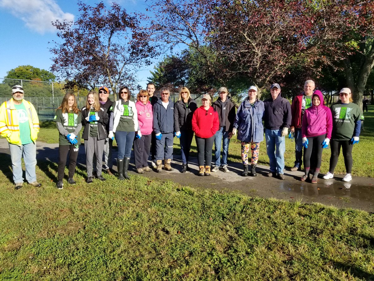 stclairregionca's tweet photo. Another successful #TDTreeDay! This was our first event in @LambtonShores & we planted 104 trees in short order. We even put @MayorWeber to work! Thanks to our TD volunteers and the many highschool students who came out. It was a great sunny, fall day :) https://t.co/YImc1snBXQ