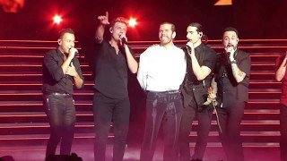 WHOTheBckstreet's tweet photo. 4 Saturdays from now...
You could be standing where @PerezHilton was, being serenaded by the @backstreetboys during "Shape Of My Heart"! ๐คค๐ฑ
Anything is possible in Las Vegas...
Who has #BSBVegas tickets for October?? https://t.co/yUFfXUAV0b