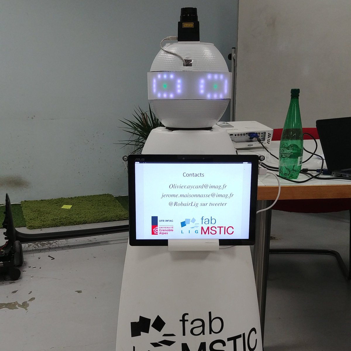 RobairLig's tweet photo. #NouvellePhotoDeProfil avec 2 lasers et une tablette, c'est encore mieux https://t.co/VkCJmMp9dX