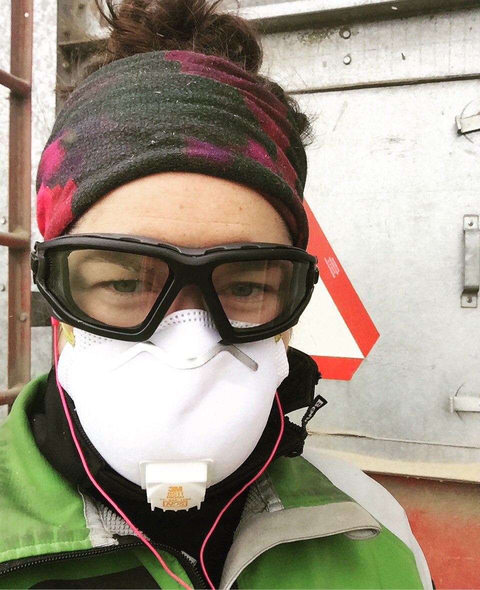 TMLLarsen's tweet photo. “Go farming,” they said. “It’ll be fun,” they said. #aglife #agproblems #womeninag #harvest18 #graindryer #oats #itchy https://t.co/rL8YC0VEdk