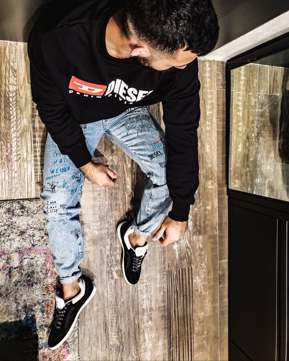 DieselPR's tweet photo. Atrévete a lucir un estilo diferente que llamará la atención de todos con este mahon estilo Mharky, acompañado de nuestro graphic sweater. 

#diesel #diesepuertorico
#onlythebrave
#denim #fashion #mallofsanjuanpr #FW18 https://t.co/NE0fcJnqCN