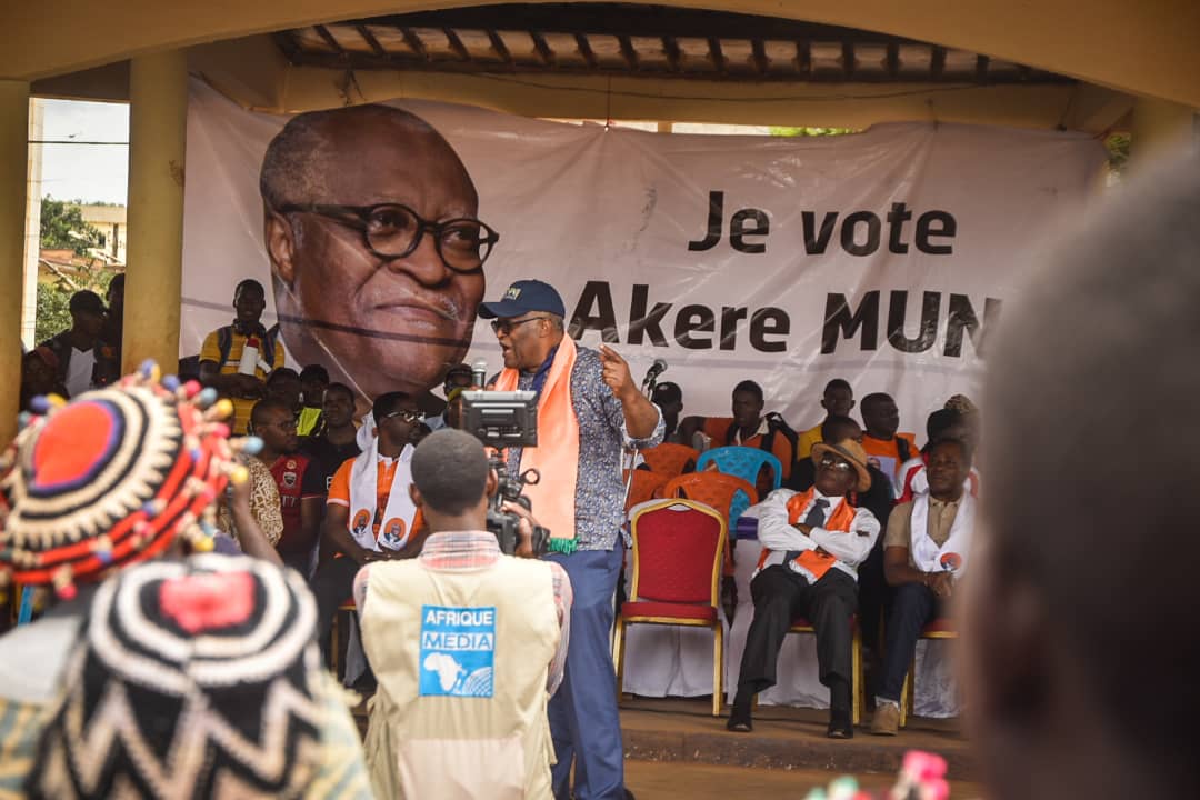 AkereMuna's tweet photo. #Meeting #Place #des #Fêtes #Dschang
Merci pour cet accueil chaleureux. L'hospitalité est une de nos valeurs. Nos communautés méritent de vivre dans la paix et de meilleures conditions de vie.
#Ensemble_Vers_Une_Nouvelle_République
#237NOW #Akere2018 #Cameroun #Etoudi2018 https://t.co/KhkGOmnjEK
