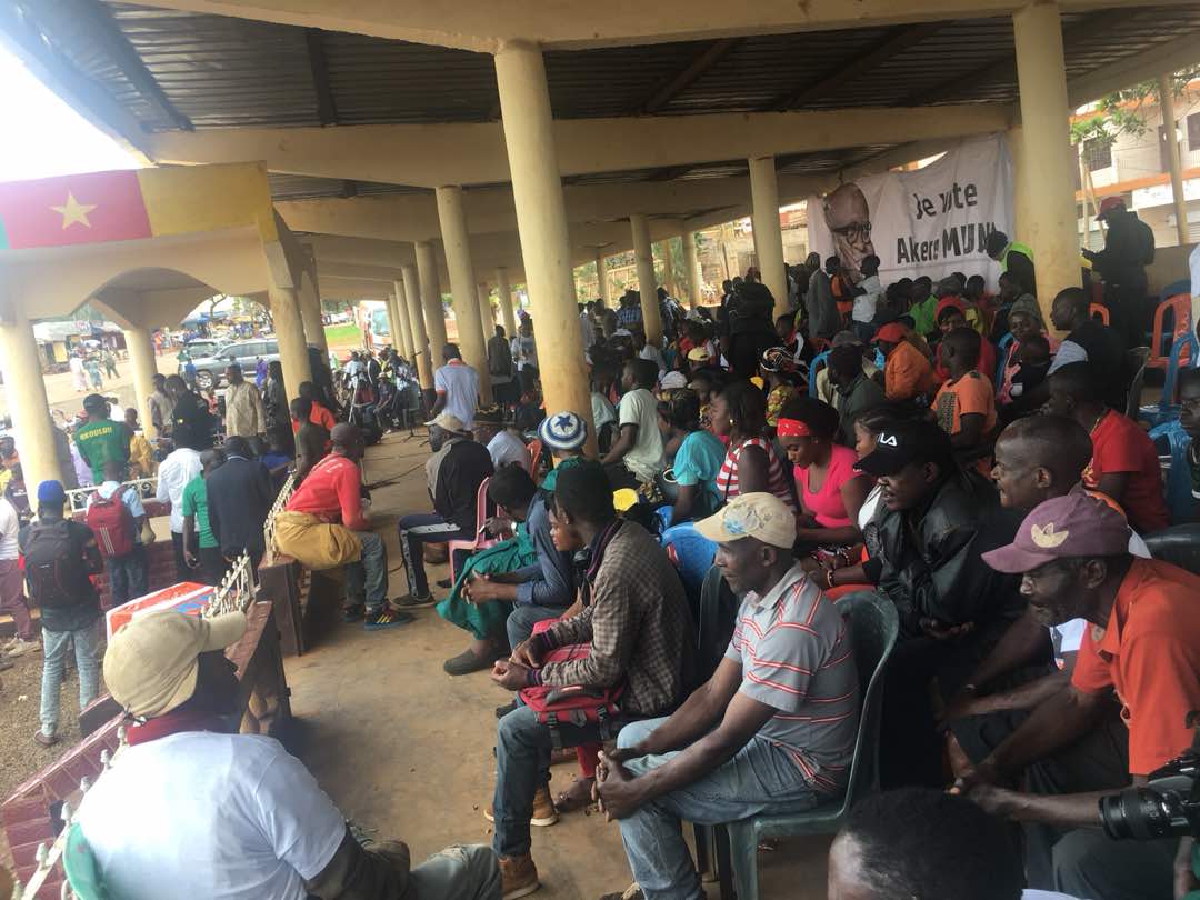 AkereMuna's tweet photo. #Meeting #Place #des #Fêtes #Dschang
Merci pour cet accueil chaleureux. L'hospitalité est une de nos valeurs. Nos communautés méritent de vivre dans la paix et de meilleures conditions de vie.
#Ensemble_Vers_Une_Nouvelle_République
#237NOW #Akere2018 #Cameroun #Etoudi2018 https://t.co/KhkGOmnjEK