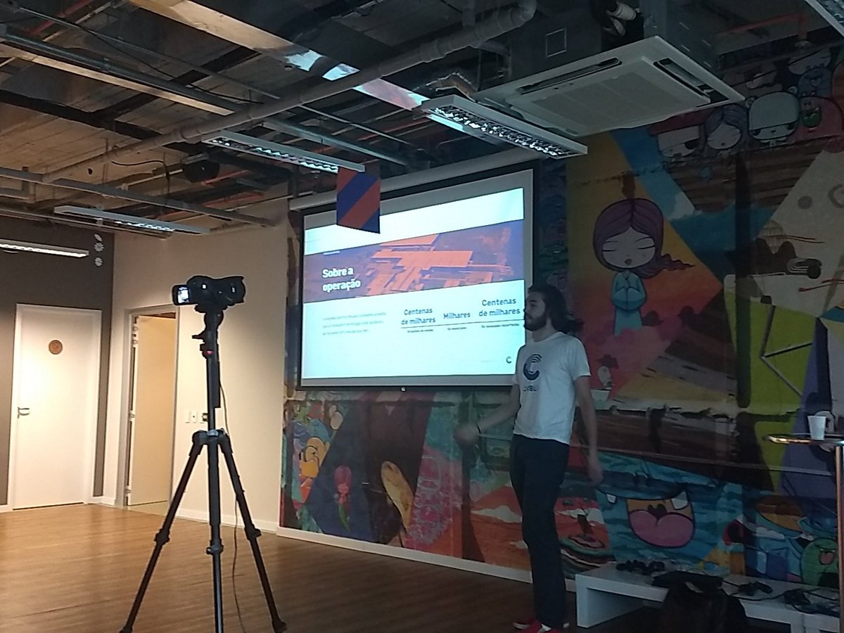 rafaelhenrique's tweet photo. E continuando o #ComDevShow na B2W.. Agora o Victor falando de um case de Data science da Cobli para análise de roubo de carga https://t.co/gLuP6NQPYV
