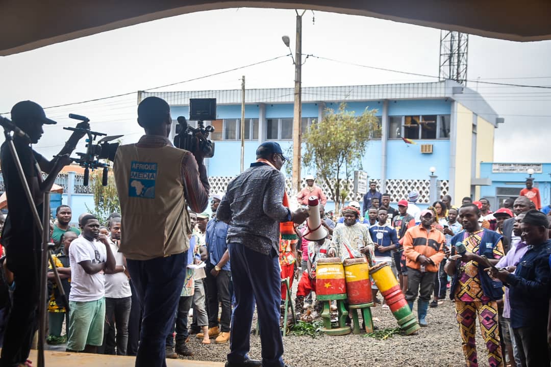 AkereMuna's tweet photo. #Meeting #Place #des #Fêtes #Dschang
Thank you for this warm welcome. Hospitality is one of our values. Our communities deserve to live in peace and better living conditions.
#Ensemble_Vers_Une_Nouvelle_République
#237NOW #Akere2018 #Cameroon #Etoudi2018 https://t.co/CuQVebiwaR