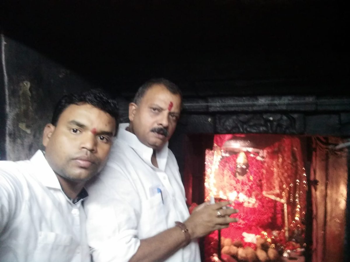 NandLalMudami's tweet photo. 🙏 #जय_माँ_दंतेश्वरी 🙏
आदरणीय आदरणीय बड़े भईया @Rajendrasighbjp जी @87pankajN जी #शशि_झा जी के साथ शक्तिपीठ #माईदन्तेश्वरी की दर्शन के साथ पूजा अर्चना कर आगामी विधानसभा चुनाव में पूरे प्रदेश में @BJP4CGState की विजय के लिए कामना किया गया।
 @DantewadaBjp4 https://t.co/js4kSCF5JE