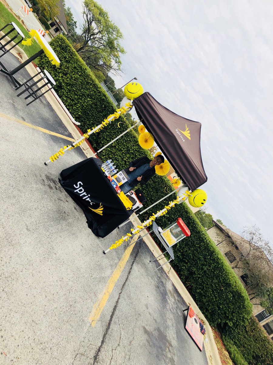 SprintQueen_'s tweet photo. Come join out community event here in Downers grove! Receive Great deals and have fun while grabbing your new phone. https://t.co/aKoAolvR1z