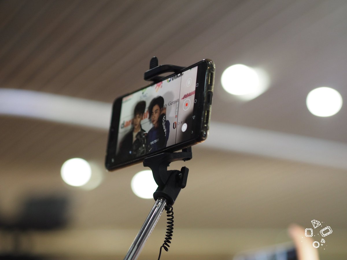 LikeADiamondPP's tweet photo. 180929 Through the second screen ✨ @perthppe @Saint_sup at MBK Center Avenue Zone A-B #รอยยิ้มของชูครีม #PerthTanapon #Perthppe #lovebychanceseries #14thAnniversaryDaradaily 
#LikeADiamondPerthPic https://t.co/GNITDFztgU