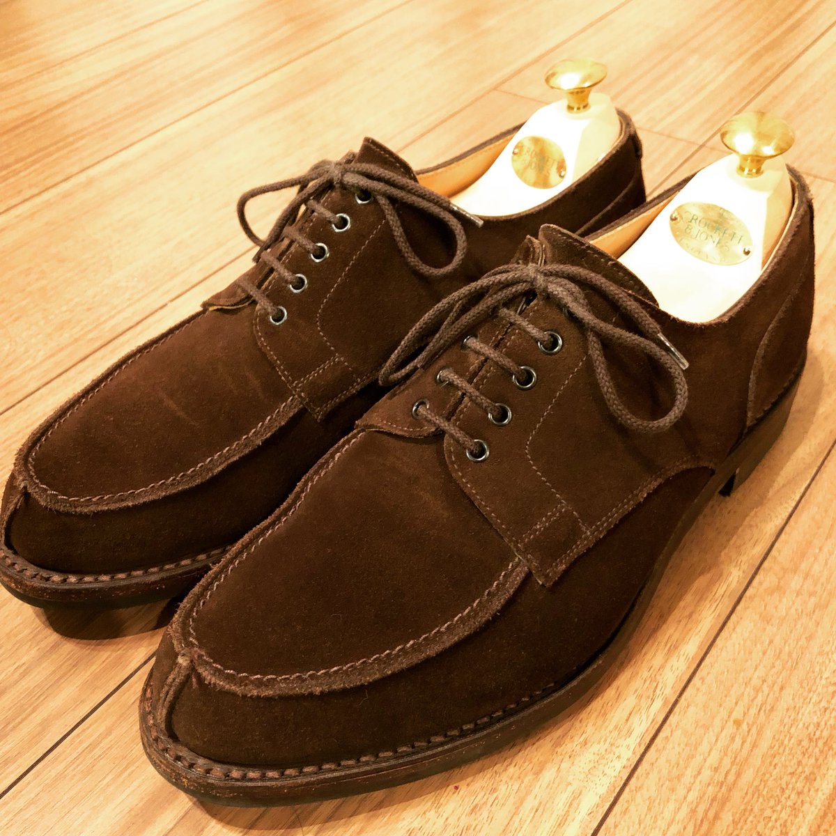 Yoshi Crockett Jones Wexford 17年に新宿伊勢丹の夏のセールで購入 日本に帰国してからイギリス靴を買うとは思っていませんでしたが スエードの靴が欲しいと思っていたタイミングでセールになっていたので勢いで購入 ゆったり目のサイズ感の