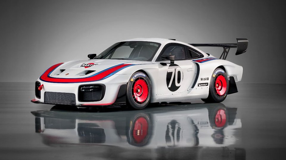 Interlakes_br's tweet photo. Moby dick está a solta novamente!🏁🏁
A Porsche acaba de anunciar o novo 935, uma releitura do clássico dos anos 70 que ganhou mais de 150 corridas, inclusive Le Mans de 1979.
O novo 935 vem com motor 3.8l 6 cilindros contrapostos (Boxer) com apenas 700 cavalos de potência https://t.co/F2t93QsOAc