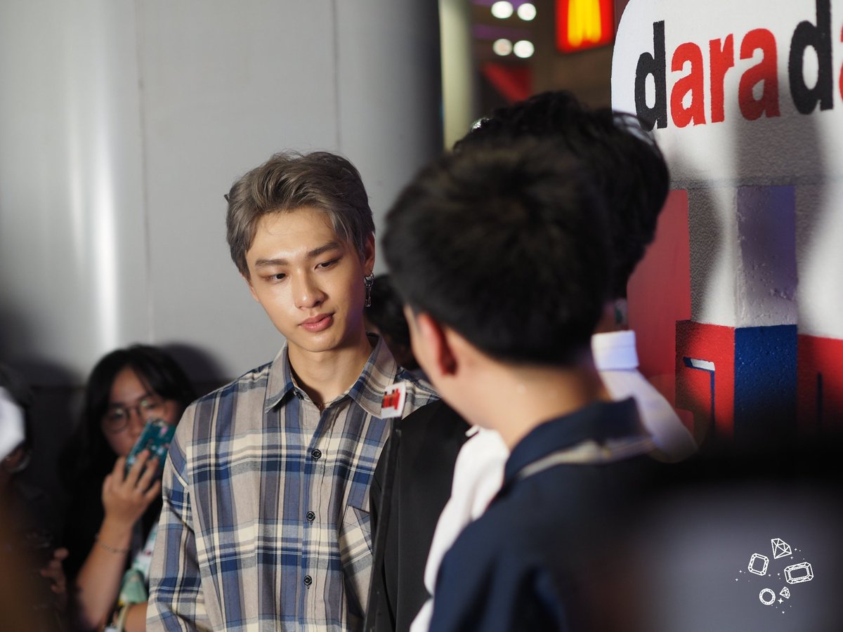 LikeADiamondPP's tweet photo. 180929 Sorry Imma Bad Boy 😎 @gunnapatn at MBK Center Avenue Zone A-B #lovebychanceseries #14thAnniversaryDaradaily 
#LikeADiamondPerthPic https://t.co/BEXdfKWcmp