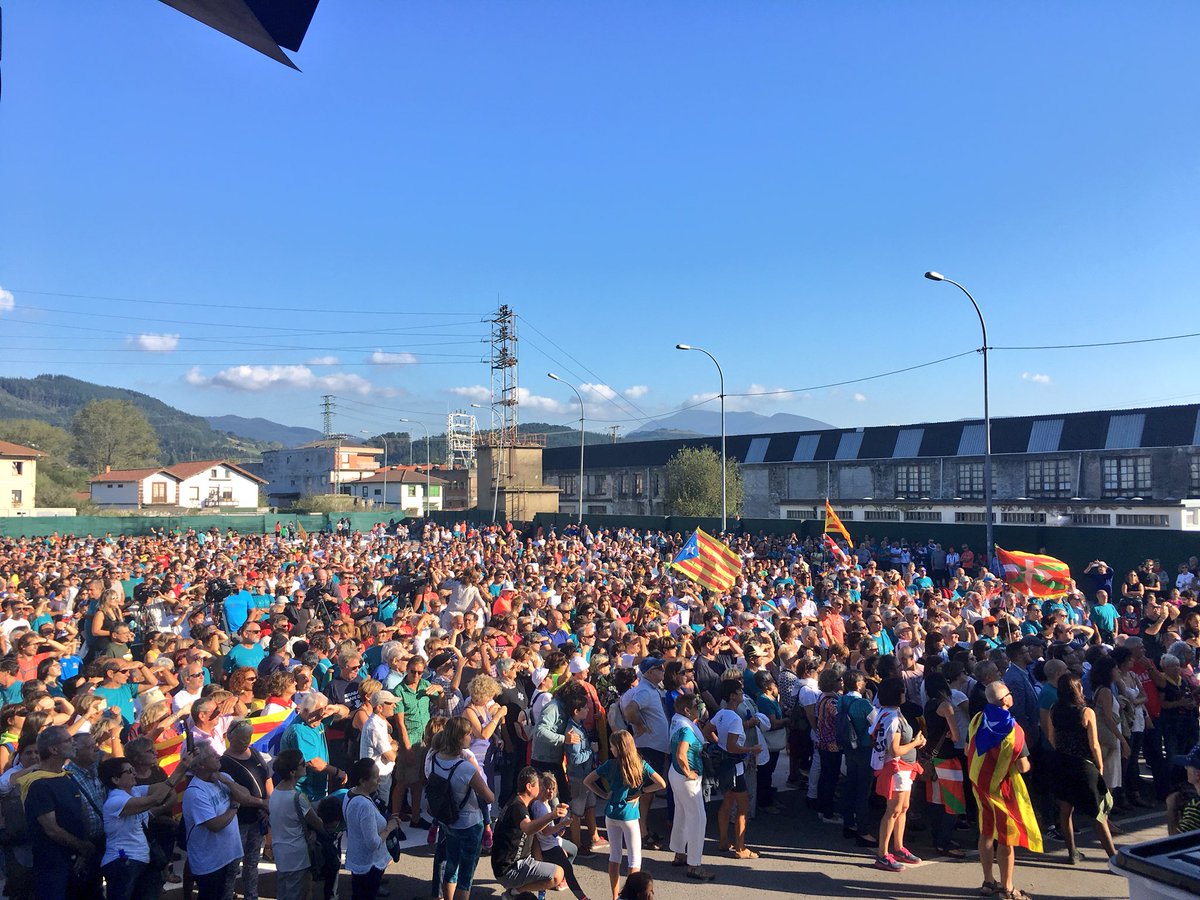 RogerHeredia83's tweet photo. Roger Heredia Jornet @assemblea a l'acte @GureEskuDago a Gernika:

" L'#1Oct vam votar i vam guanyar. Votar mai pot ser un delicte.
L'autodeterminació és un dret universal i internacional reconegut al Pacte Internacional de Drets Civils i Polítics"

#FemLaRepúblicaCatalana https://t.co/1G300VqJg7