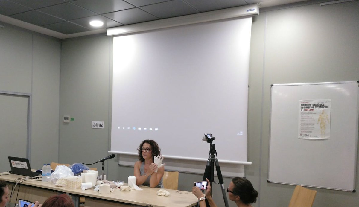 AdplaAragon's tweet photo. Mar nos enseña cómo hacer un vendaje multicapa y bicapa en extremidades inferiores y superiores #JornadaLinfedema https://t.co/iujw8ZV2Kk