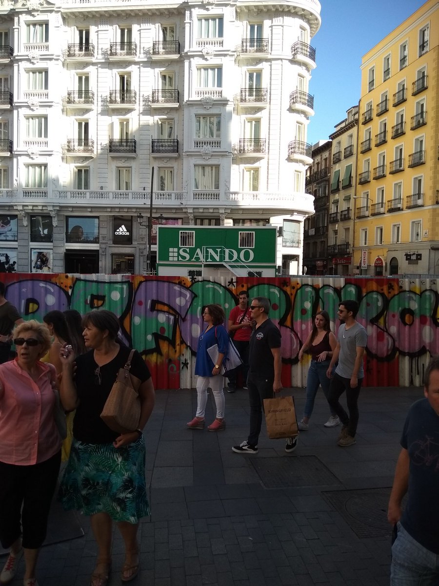 movilla_jcv21's tweet photo. @Leoncester_City Esto ha montado en la gran vía de Madrid para celebrar el premio... Enhorabuena!! @sando_11 https://t.co/YYwiaIMKio