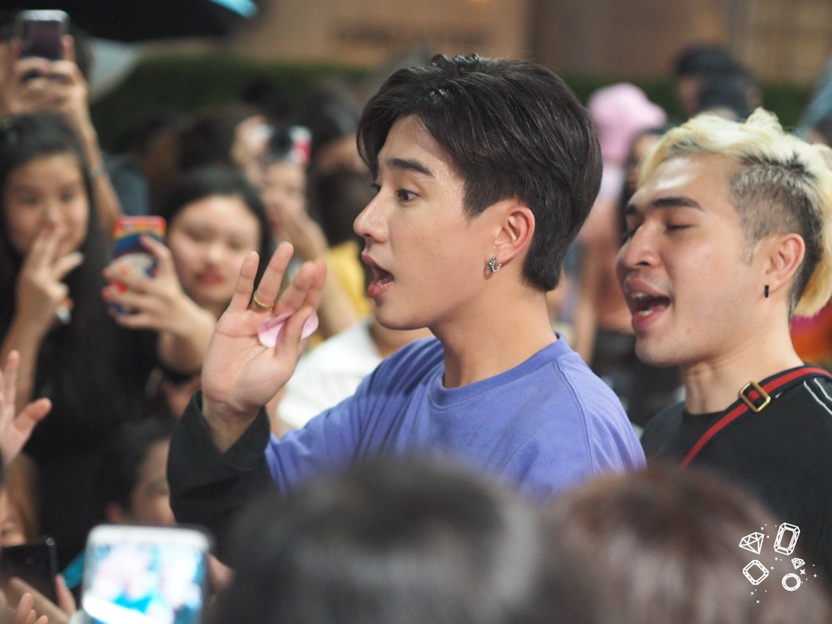 LikeADiamondPP's tweet photo. 180929 Since I saw you for the first time @perthppe at MBK Center Avenue Zone A-B #รอยยิ้มของชูครีม #PerthTanapon #Perthppe #lovebychanceseries #14thAnniversaryDaradaily 
#LikeADiamondPerthPic https://t.co/ezsmeixa85