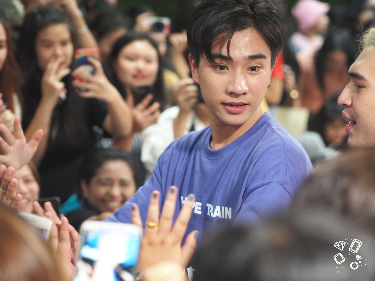 LikeADiamondPP's tweet photo. 180929 Since I saw you for the first time @perthppe at MBK Center Avenue Zone A-B #รอยยิ้มของชูครีม #PerthTanapon #Perthppe #lovebychanceseries #14thAnniversaryDaradaily 
#LikeADiamondPerthPic https://t.co/ezsmeixa85