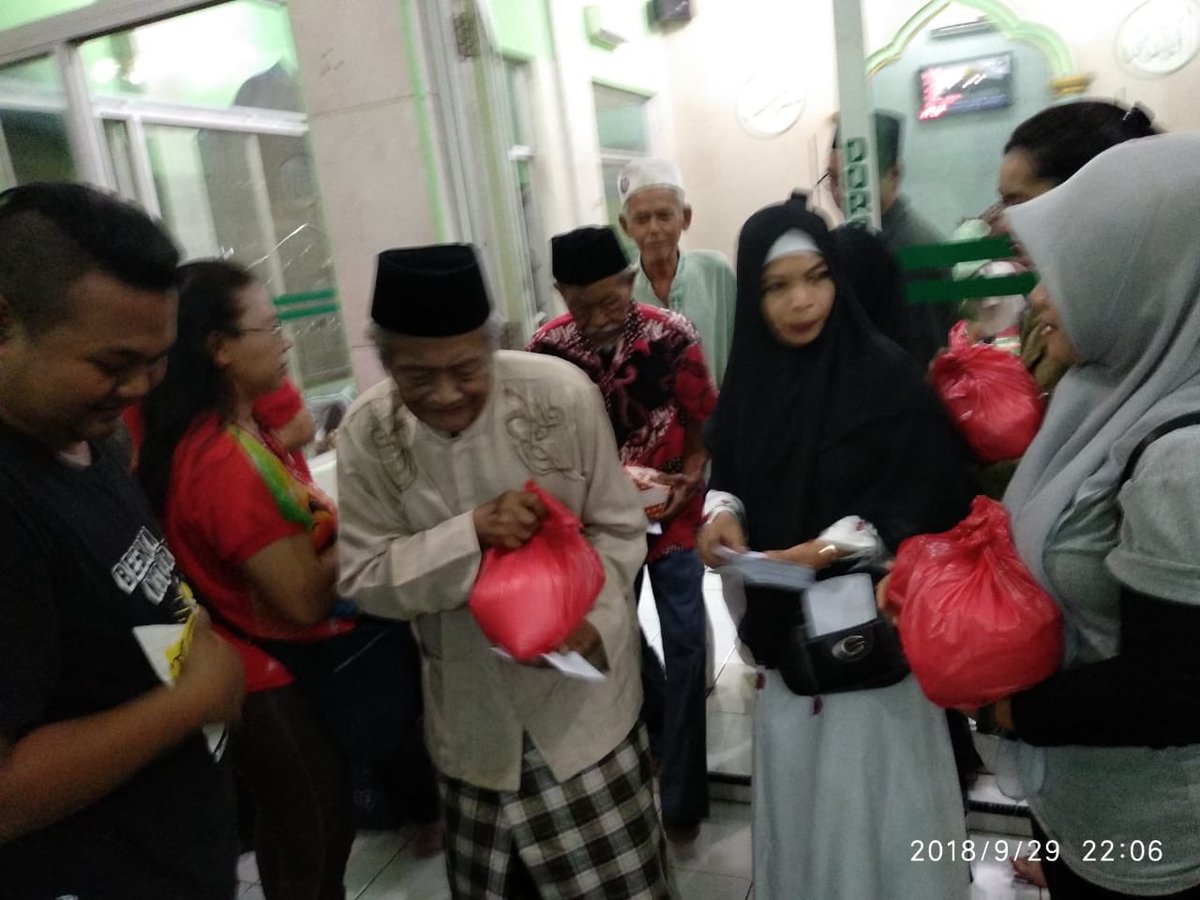 official_gloc's tweet photo. Baksos GLOC ; berbagi sembako bersama anak yatim piatu &amp; dhuafa Al Izzah Pondok Kopi

@adhi_W274 @dwiagus73 @RikyKelly @Budinugroho123 @tatik52291797 @mira_yuanita https://t.co/fFpvKL6VIq