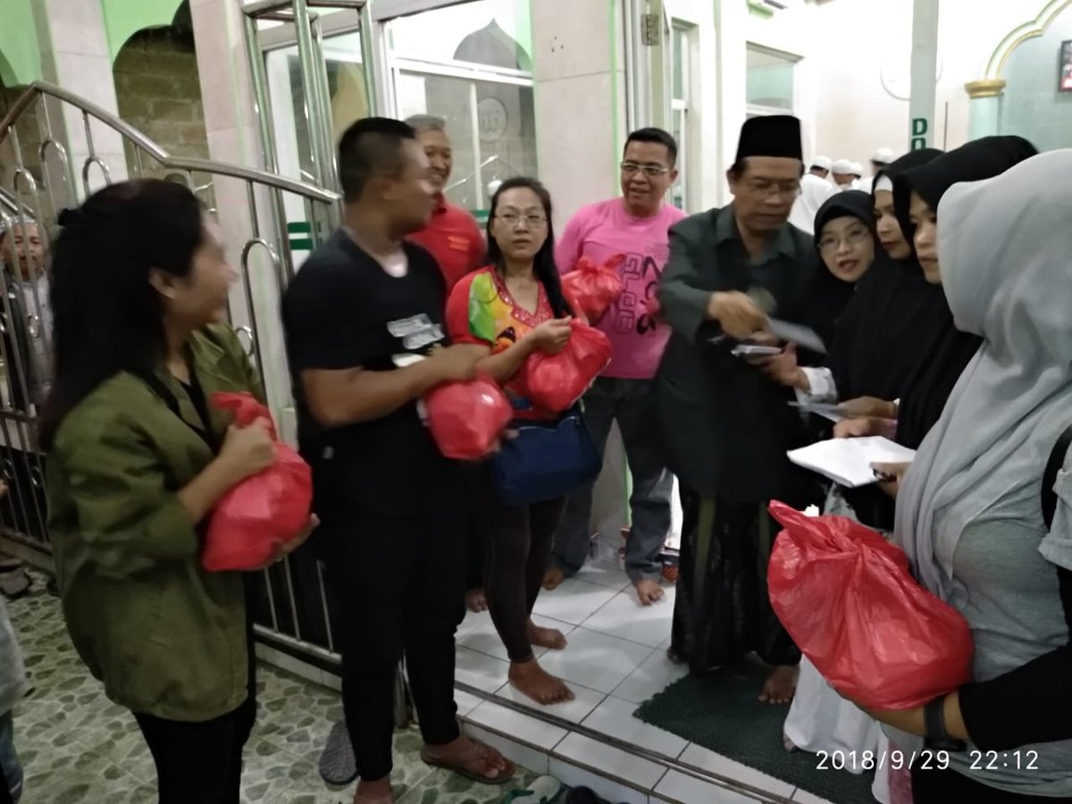 official_gloc's tweet photo. Baksos GLOC ; berbagi sembako bersama anak yatim piatu &amp; dhuafa Al Izzah Pondok Kopi

@adhi_W274 @dwiagus73 @RikyKelly @Budinugroho123 @tatik52291797 @mira_yuanita https://t.co/fFpvKL6VIq