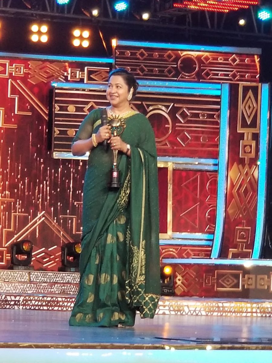 VallipriyaEEE's tweet photo. @SunTV
#SunKudumbamVirudhugal2018
Our Own #Gorgeous @realradikaa 🐯👑💪 #Pride_of_Womanhood Received an Award... 🏆🎯🚩😎
Very Proud and Happy Moment..
Hearty Congrats Maaa..
Awaiting to see tht priceless moment on Screen! #Raadhima #Sum_Awards
#Vaani_Rani #Radaan #SunTV #Proud https://t.co/lO6TmNs3Ly