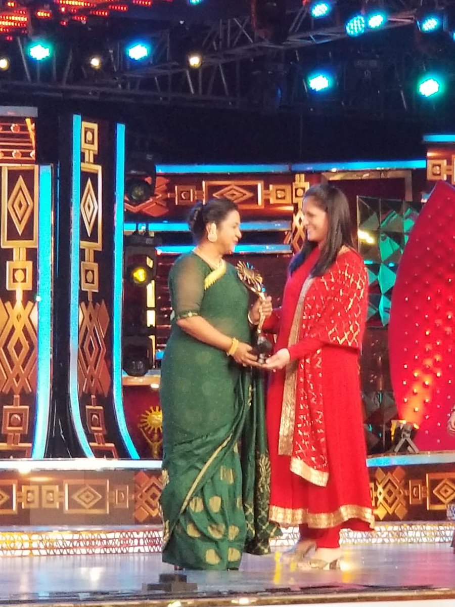 VallipriyaEEE's tweet photo. @SunTV
#SunKudumbamVirudhugal2018
Our Own #Gorgeous @realradikaa 🐯👑💪 #Pride_of_Womanhood Received an Award... 🏆🎯🚩😎
Very Proud and Happy Moment..
Hearty Congrats Maaa..
Awaiting to see tht priceless moment on Screen! #Raadhima #Sum_Awards
#Vaani_Rani #Radaan #SunTV #Proud https://t.co/lO6TmNs3Ly
