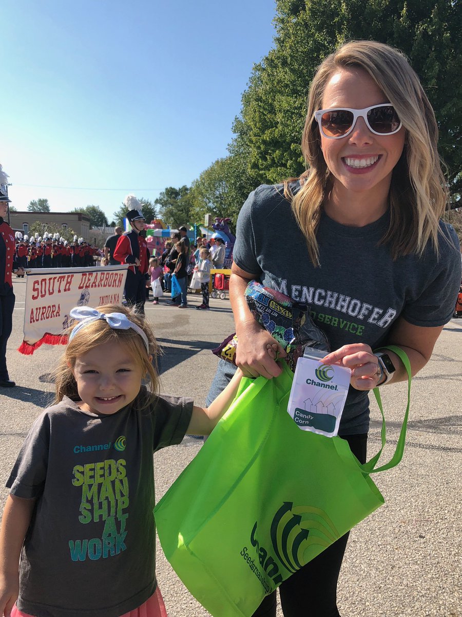 rn_menchhofer's tweet photo. Pumpkin Show Parade 2018! We are beyond blessed! 🚜🌽🍁🌻🍂🎃 @MenchhoferSeed @Channel_Indiana @ChannelSeed https://t.co/lKeMCDDEjv