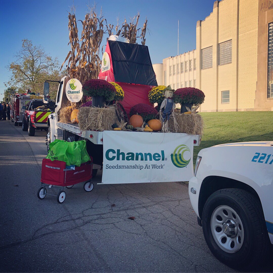 rn_menchhofer's tweet photo. Pumpkin Show Parade 2018! We are beyond blessed! 🚜🌽🍁🌻🍂🎃 @MenchhoferSeed @Channel_Indiana @ChannelSeed https://t.co/lKeMCDDEjv