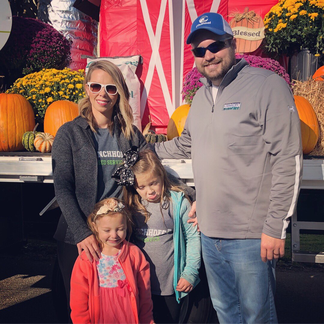 rn_menchhofer's tweet photo. Pumpkin Show Parade 2018! We are beyond blessed! 🚜🌽🍁🌻🍂🎃 @MenchhoferSeed @Channel_Indiana @ChannelSeed https://t.co/lKeMCDDEjv