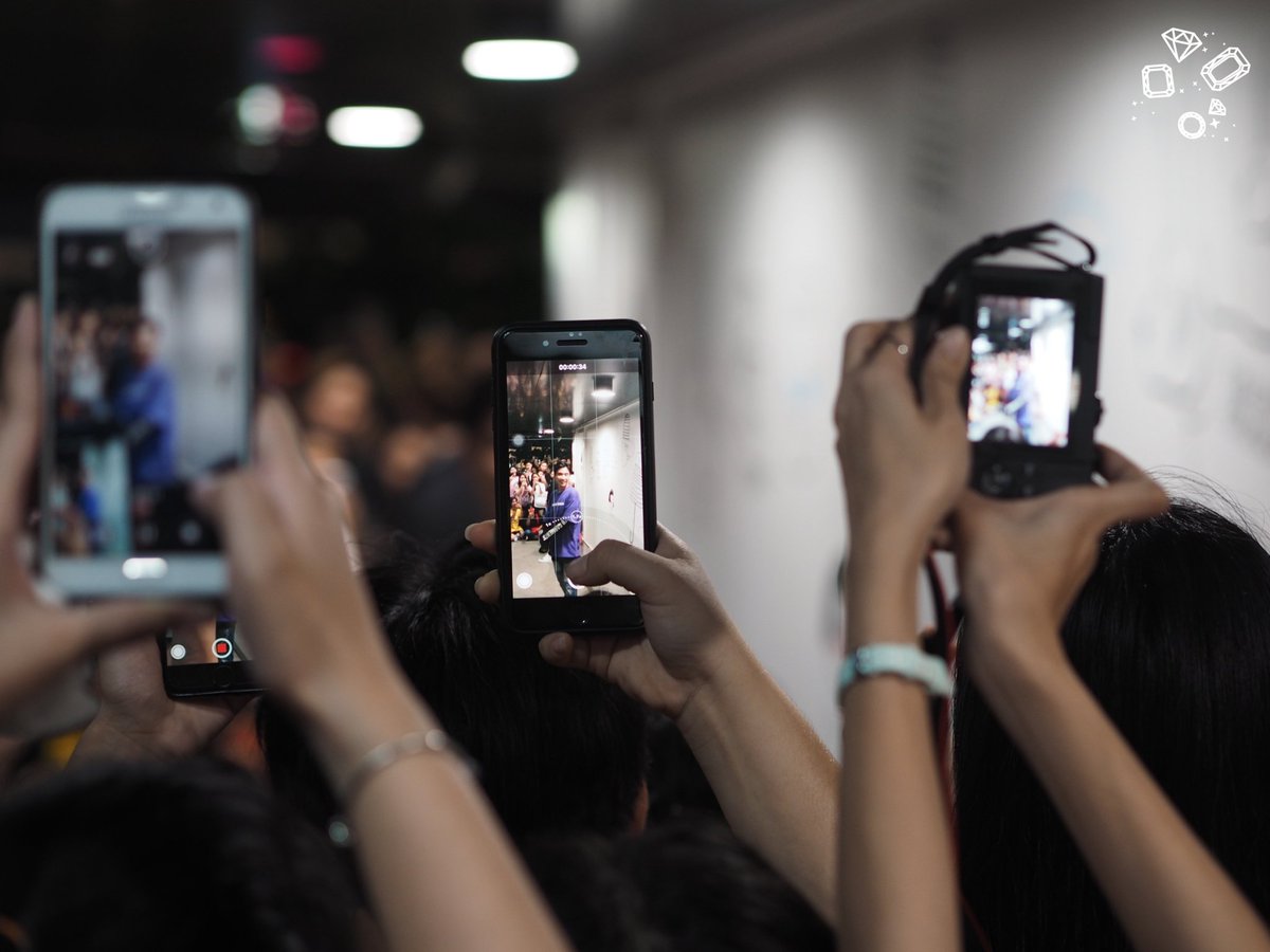LikeADiamondPP's tweet photo. 180929 Love Is All Around @perthppe at MBK Center Avenue Zone A-B #รอยยิ้มของชูครีม #PerthTanapon #Perthppe #lovebychanceseries #14thAnniversaryDaradaily 
#LikeADiamondPerthPic https://t.co/eKg7JYkgXL