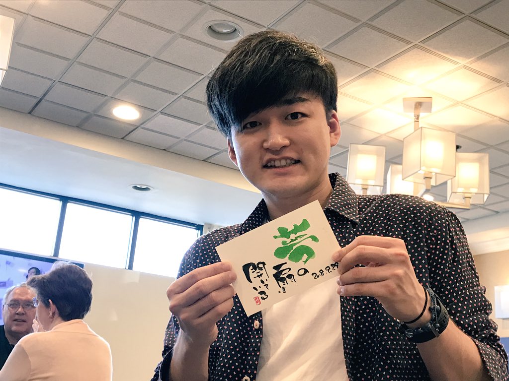 tsutefude's tweet photo. ボストンで日本人の若者に
夢の扉開いた
伝筆を渡した！
#伝筆 https://t.co/hi2a6WRULW