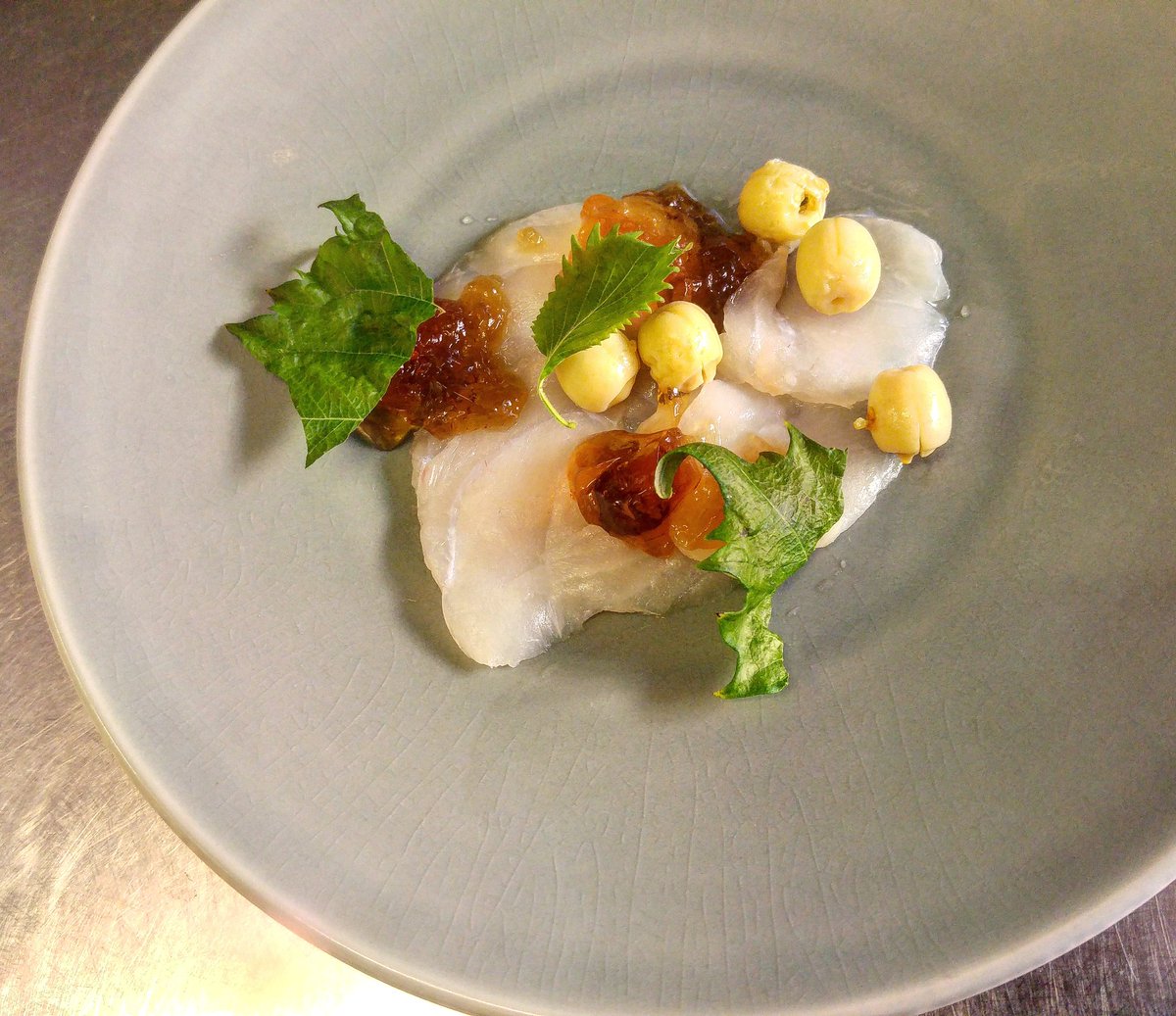 Au menu "Inspiration d'une voyage en Chine" en collaboration avec le festival @lesbaguettesmagiques cette semaine: 
Sashimi, graines de fleur de lotus marinées aux fleurs d'olivier, gelé au vin de riz.