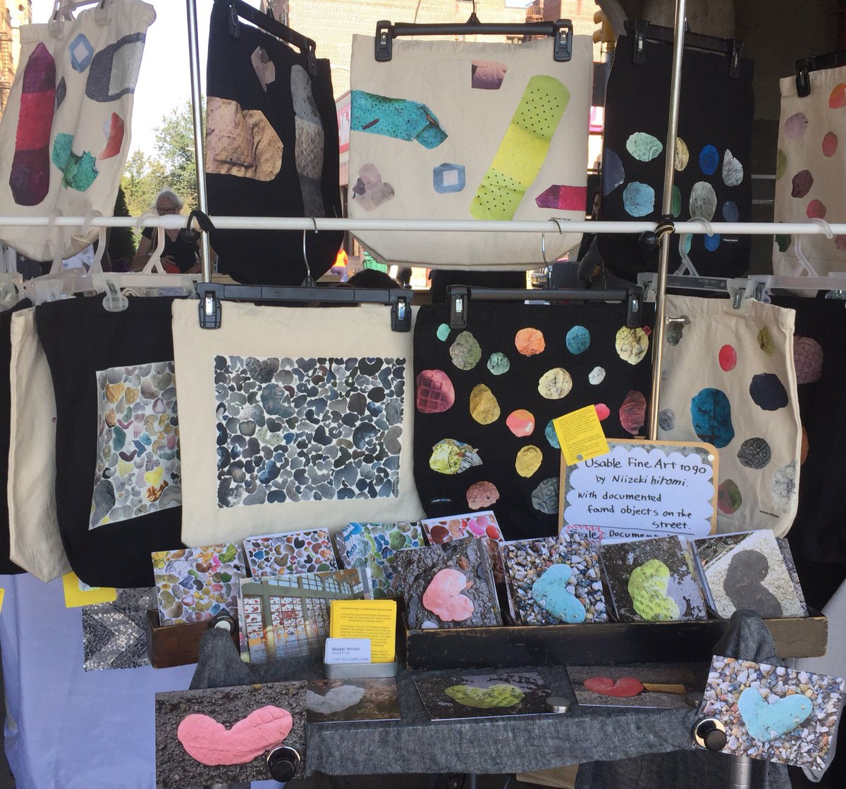 GumHearts's tweet photo. Today till 6, right under 46th st-Bliss st station, 7 train, Sunnyside, Queens. #Gumhearts Greeting Cards are on #sale today.  #originalartwork #washabkeart #usableart #discardedobject #Disgusting #gum #bundage #niizekihiromi #nyc #queens #sunnyside https://t.co/PiEHeFluxw