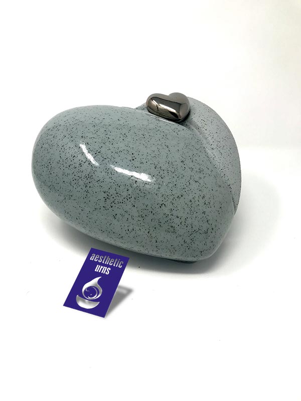AestheticUrns's tweet photo. #ceramicUrn #LoveheartShape #cremationUrnforAshes Fantastic #Urn Shape of a Heart in two different colours. https://t.co/Zip0ulcrKt https://t.co/BBjU6zvZOY
