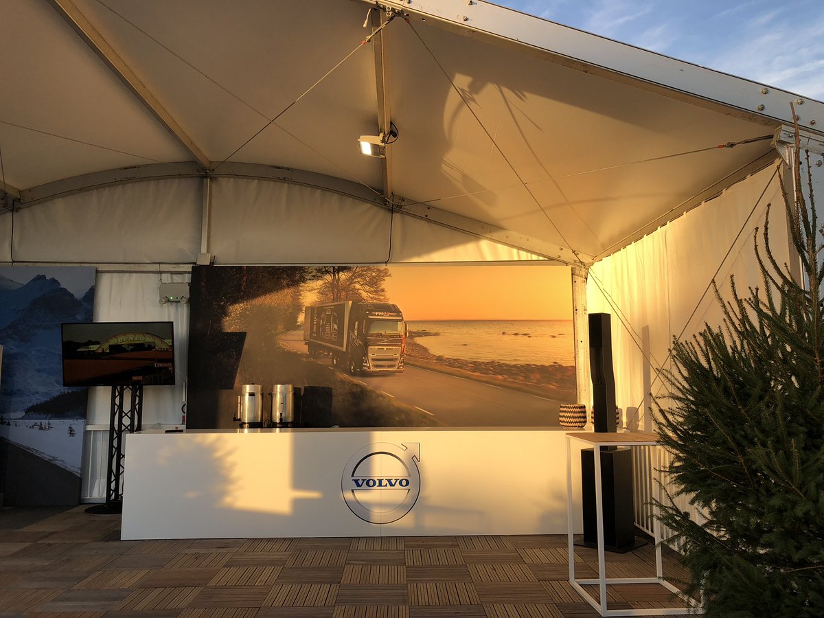 gween_berger's tweet photo. Le soleil se couche sur le stand @VolvoTrucksFR #24hcamionsvolvo https://t.co/8apySiQKD4