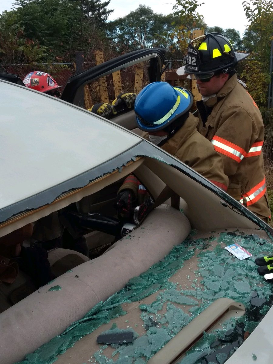 ExplorerPost413's tweet image. .@ExplorerPost413 are at #CrunchTime learning all about vehicle extrication.