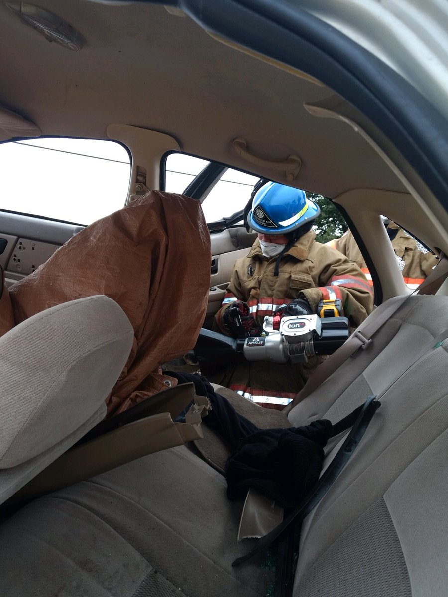ExplorerPost413's tweet image. .@ExplorerPost413 are at #CrunchTime learning all about vehicle extrication.