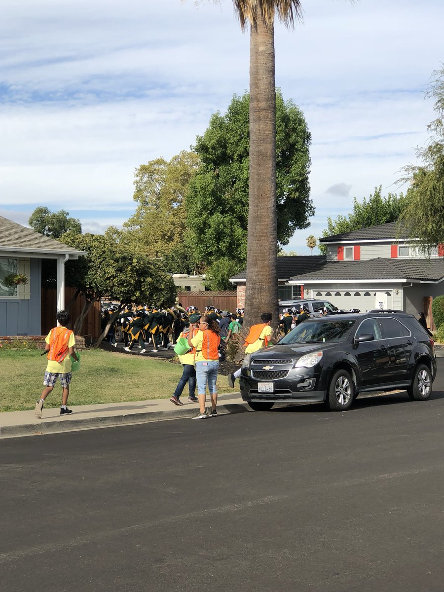 MsKoontzMDUSD's tweet photo. Saturday mornings in the neighborhood! @concord_high #mdusdproud #supportourband https://t.co/xABUQijMnB