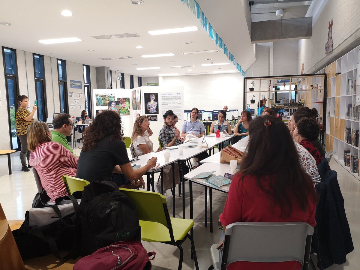 BibliotecasMed's tweet photo. A esta hora disfrutamos del #EncuentroLocal del club de lectura internacional Medellín - Barcelona en la Biblioteca Pública El Poblado, hoy con el escritor antioqueño Cristian Romero y su obra "Ahora solo queda la ciudad". https://t.co/pBtvg3jjgh
