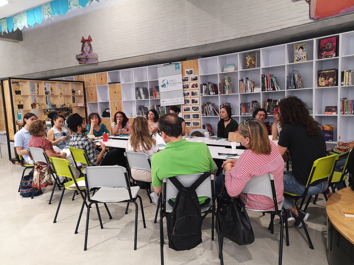 BibliotecasMed's tweet photo. A esta hora disfrutamos del #EncuentroLocal del club de lectura internacional Medellín - Barcelona en la Biblioteca Pública El Poblado, hoy con el escritor antioqueño Cristian Romero y su obra "Ahora solo queda la ciudad". https://t.co/pBtvg3jjgh