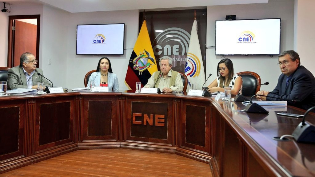 DianaAtamaint's tweet photo. AHORA | Brindamos una rueda de prensa como #PlenoCNE sobre lo que constituyó la fase de registro e inscripción de postulantes para el @CPCCS definitivo. Destaco que hay 201 aspirantes, cuyos requisitos serán verificados por una comisión. Del 1-4 de octubre, denuncias ciudadanas. https://t.co/4Kh8N8JSsV