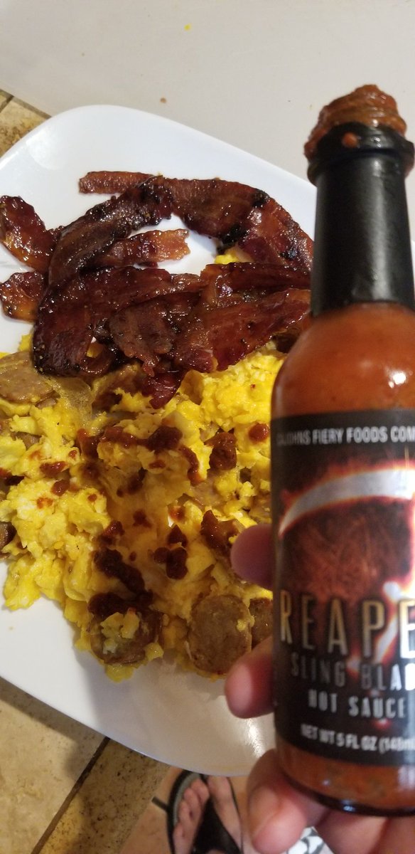 KafeKeto's tweet photo. #keto #egg #italiansausage #scramble #cheddarcheese #reaperhotsauce #slingblade #sugarfree #maplebacon https://t.co/yk2U2gZx9p