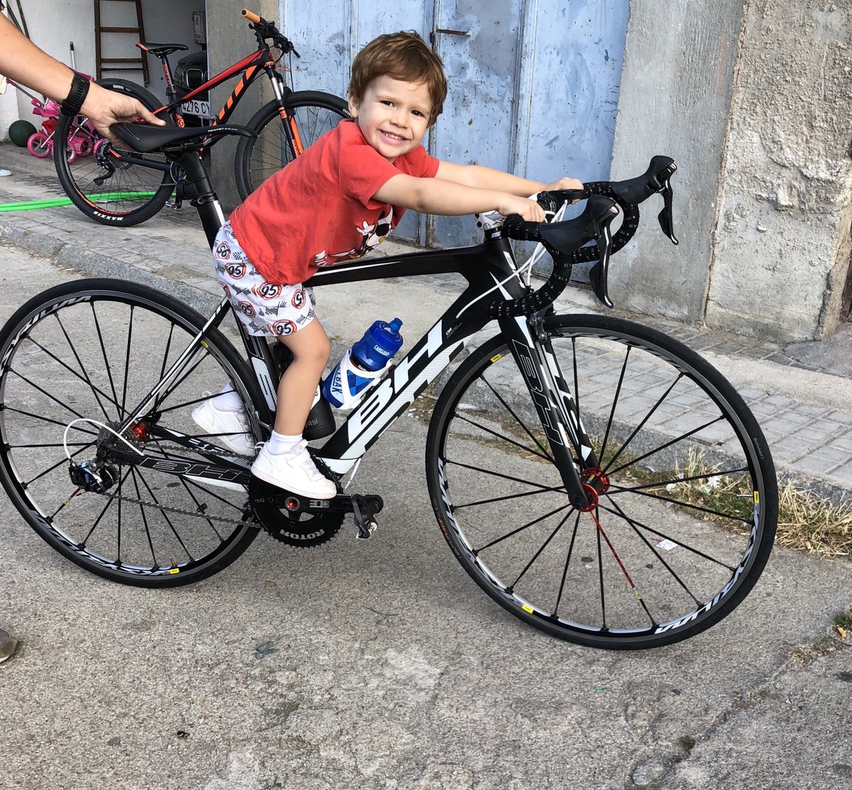 Beatrizco83's tweet photo. Yo creo que no es su talla no??? @BH_Bikes #aimar https://t.co/mFyZgKWCMp